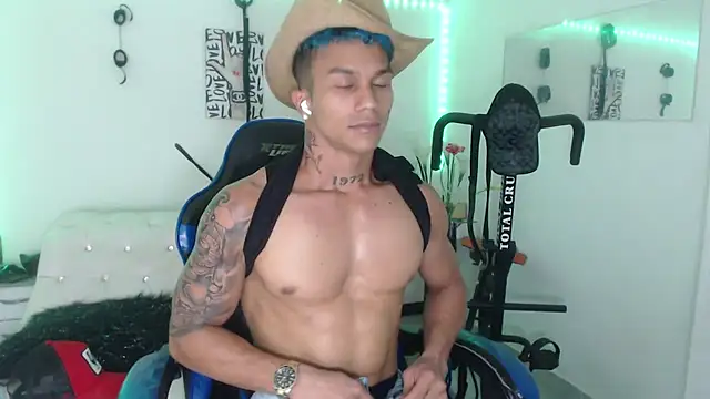 Snapshot of Leonard_Price chatting on 02-23-25, 08:06 Leonard Price online show from 02-23-25, 08:06