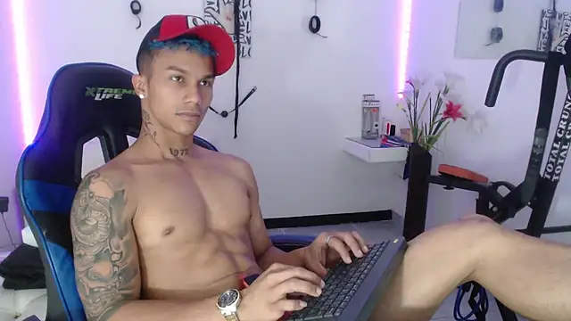 Snapshot of Leonard_Price chatting on 02-24-25, 06:05 Leonard Price online show from 02-24-25, 06:05