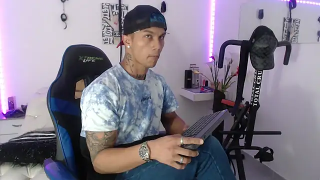 Snapshot of Leonard_Price chatting on 02-25-25, 01:52 Leonard Price online show from 02-25-25, 01:52