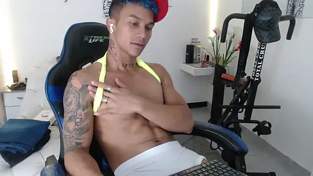 Snapshot of Leonard_Price chatting on 02-27-25, 05:45 Leonard Price online show from 02-27-25, 05:45