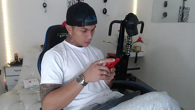 Snapshot of Leonard_Price chatting on 02-27-25, 02:21 Leonard Price online show from 02-27-25, 02:21