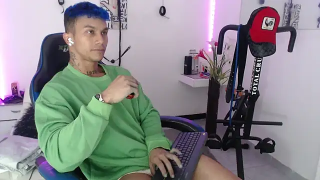 Snapshot of Leonard_Price chatting on 02-28-25, 07:37 Leonard Price online show from 02-28-25, 07:37