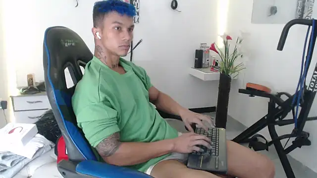 Snapshot of Leonard_Price chatting on 02-28-25, 10:41 Leonard Price online show from 02-28-25, 10:41