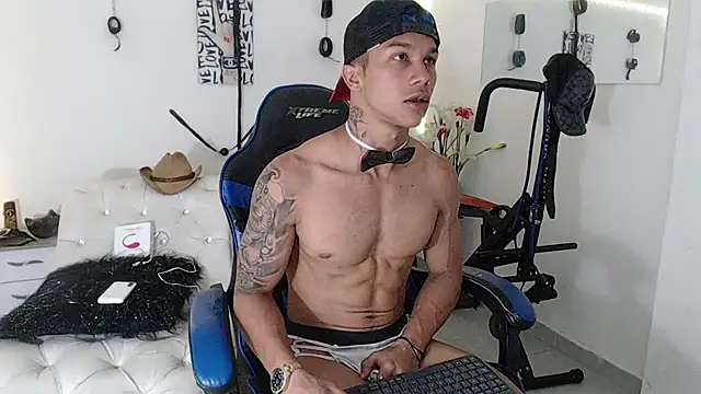 Snapshot of Leonard_Price chatting on 03-02-25, 02:41 Leonard Price online show from 03-02-25, 02:41