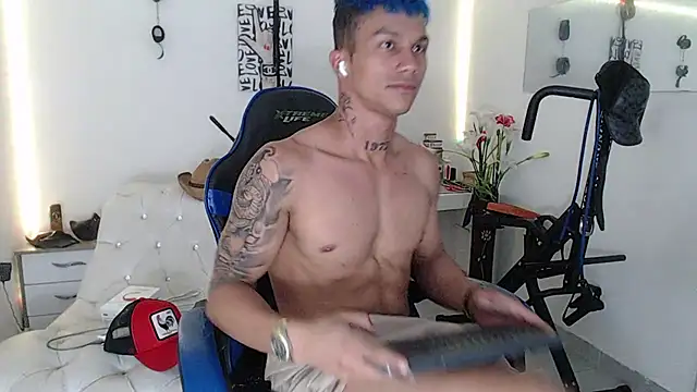 Snapshot of Leonard_Price chatting on 03-02-25, 10:03 Leonard Price online show from 03-02-25, 10:03