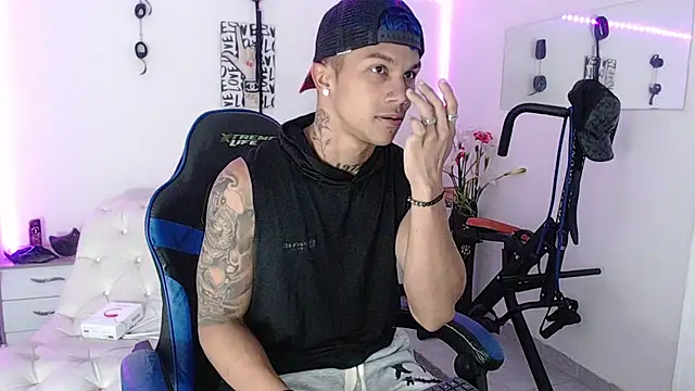 Snapshot of Leonard_Price chatting on 03-03-25, 01:31 Leonard Price online show from 03-03-25, 01:31