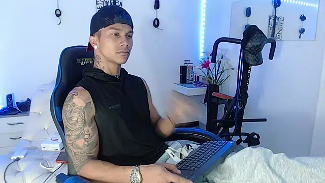 Snapshot of Leonard_Price chatting on 03-04-25, 02:49 Leonard Price online show from 03-04-25, 02:49