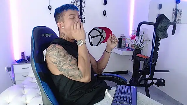 Snapshot of Leonard_Price chatting on 03-04-25, 05:53 Leonard Price online show from 03-04-25, 05:53