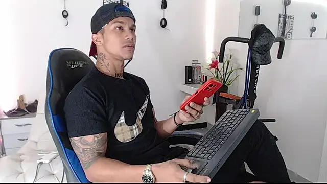 Snapshot of Leonard_Price chatting on 03-05-25, 08:54 Leonard Price online show from 03-05-25, 08:54