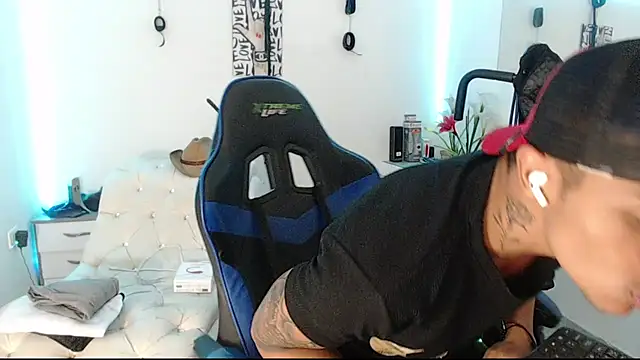 Snapshot of Leonard_Price chatting on 03-05-25, 03:07 Leonard Price online show from 03-05-25, 03:07