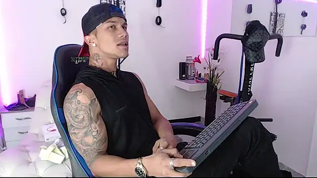 Snapshot of Leonard_Price chatting on 03-06-25, 09:47 Leonard Price online show from 03-06-25, 09:47