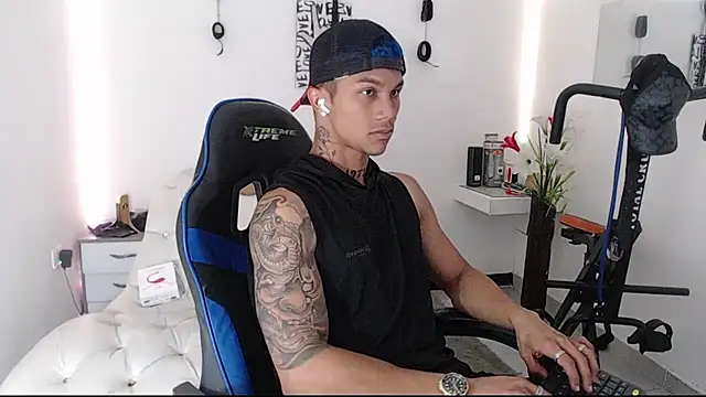 Snapshot of Leonard_Price chatting on 03-06-25, 03:56 Leonard Price online show from 03-06-25, 03:56