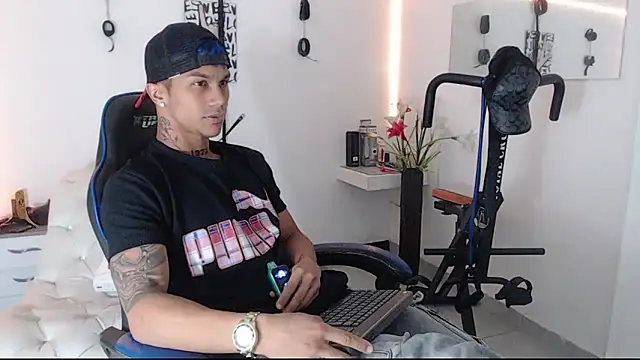 Snapshot of Leonard_Price chatting on 03-07-25, 01:42 Leonard Price online show from 03-07-25, 01:42