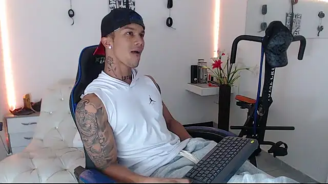 Snapshot of Leonard_Price chatting on 03-07-25, 12:23 Leonard Price online show from 03-07-25, 12:23