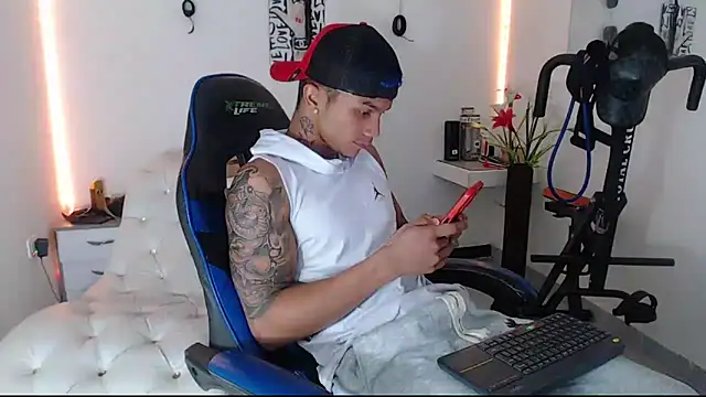 Snapshot of Leonard_Price chatting on 03-07-25, 03:28 Leonard Price online show from 03-07-25, 03:28