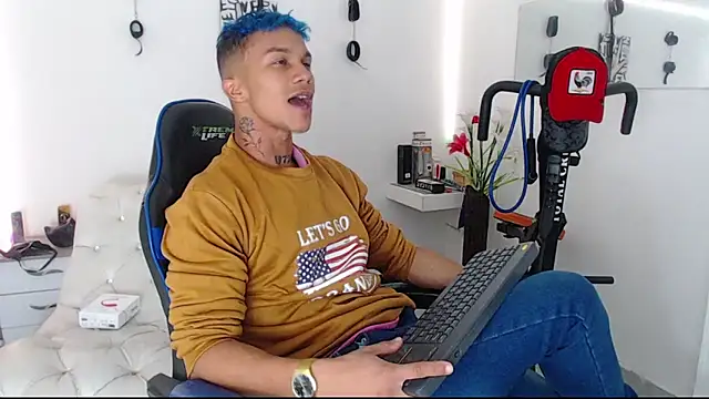 Snapshot of Leonard_Price chatting on 03-09-25, 01:14 Leonard Price online show from 03-09-25, 01:14