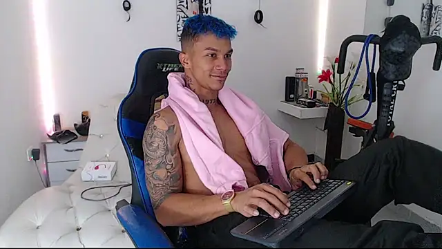 Snapshot of Leonard_Price chatting on 03-10-25, 02:16 Leonard Price online show from 03-10-25, 02:16