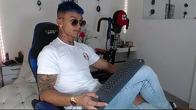 Snapshot of Leonard_Price chatting on 03-11-25, 12:54 Leonard Price online show from 03-11-25, 12:54