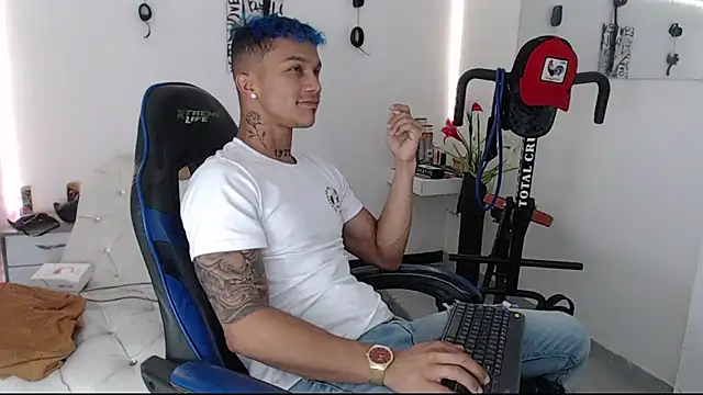 Snapshot of Leonard_Price chatting on 03-11-25, 01:56 Leonard Price online show from 03-11-25, 01:56