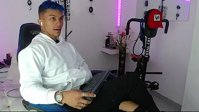 Snapshot of Leonard_Price chatting on 03-13-25, 02:01 Leonard Price online show from 03-13-25, 02:01