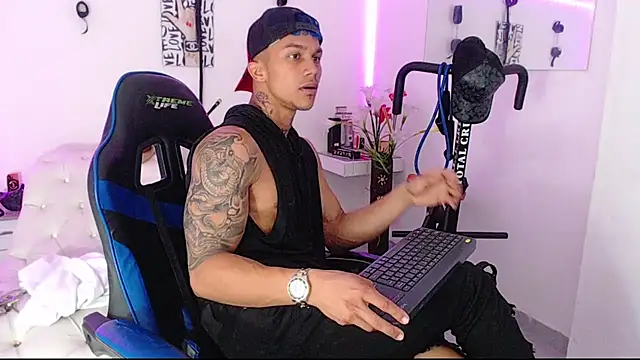 Snapshot of Leonard_Price chatting on 03-14-25, 02:20 Leonard Price online show from 03-14-25, 02:20