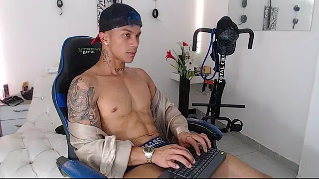 Snapshot of Leonard_Price chatting on 03-17-25, 05:45 Leonard Price online show from 03-17-25, 05:45