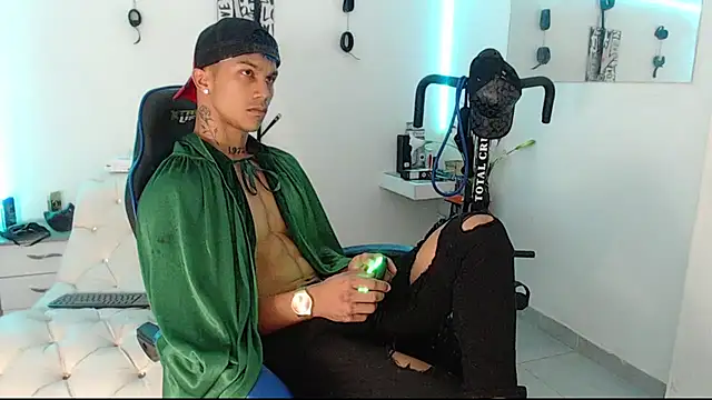 Snapshot of Leonard_Price chatting on 03-18-25, 01:21 Leonard Price online show from 03-18-25, 01:21