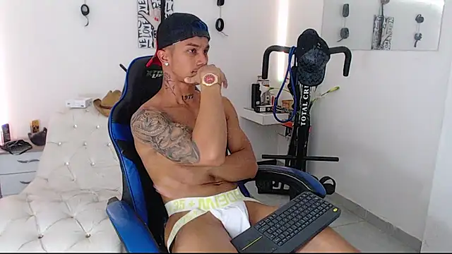 Snapshot of Leonard_Price chatting on 03-18-25, 04:26 Leonard Price online show from 03-18-25, 04:26