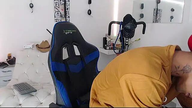 Snapshot of Leonard_Price chatting on 03-18-25, 01:42 Leonard Price online show from 03-18-25, 01:42