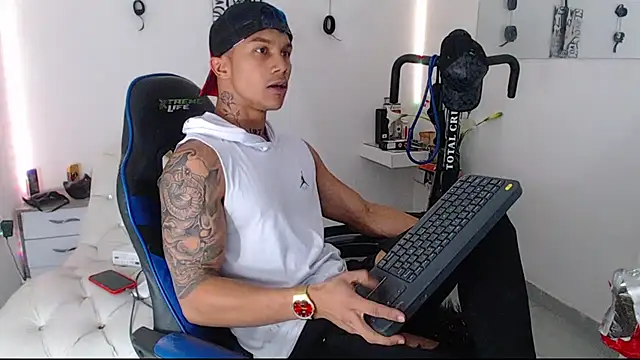 Snapshot of Leonard_Price chatting on 03-19-25, 02:37 Leonard Price online show from 03-19-25, 02:37