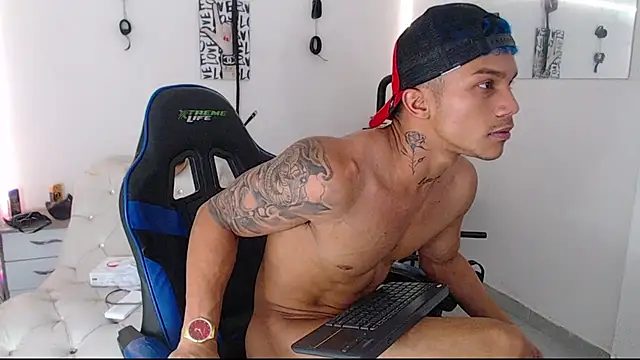 Snapshot of Leonard_Price chatting on 03-19-25, 05:41 Leonard Price online show from 03-19-25, 05:41