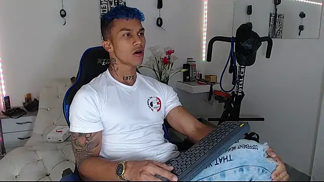 Snapshot of Leonard_Price chatting on 03-19-25, 03:08 Leonard Price online show from 03-19-25, 03:08