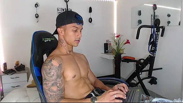 Snapshot of Leonard_Price chatting on 03-19-25, 06:12 Leonard Price online show from 03-19-25, 06:12