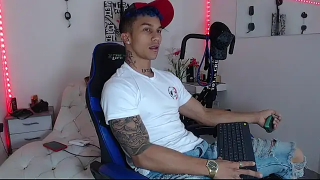 Snapshot of Leonard_Price chatting on 03-20-25, 02:51 Leonard Price online show from 03-20-25, 02:51