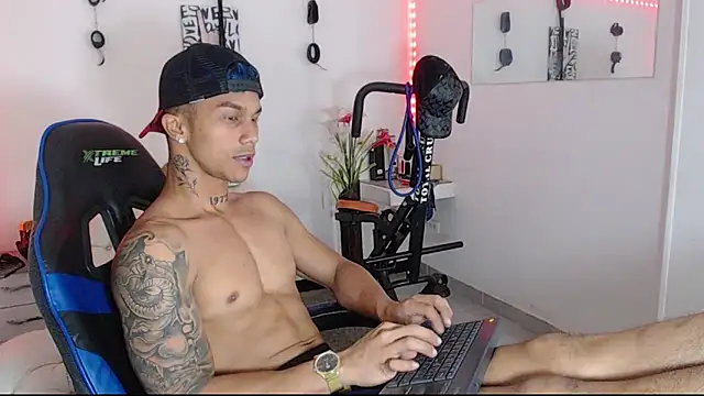 Snapshot of Leonard_Price chatting on 03-20-25, 05:57 Leonard Price online show from 03-20-25, 05:57