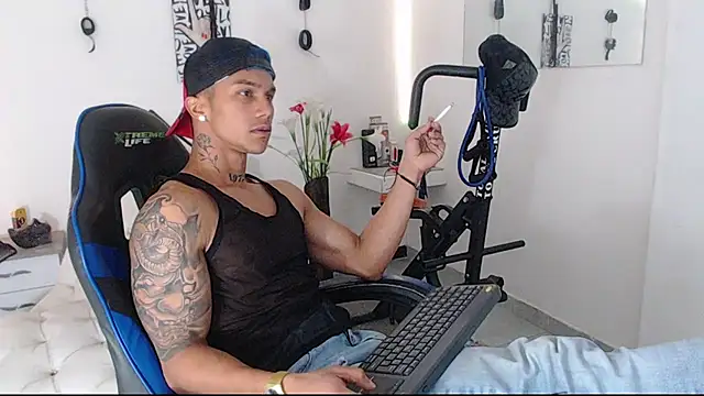 Snapshot of Leonard_Price chatting on 03-22-25, 06:43 Leonard Price online show from 03-22-25, 06:43