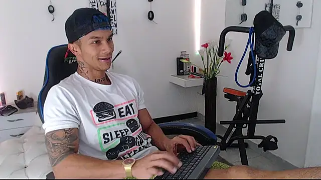 Snapshot of Leonard_Price chatting on 03-22-25, 03:31 Leonard Price online show from 03-22-25, 03:31