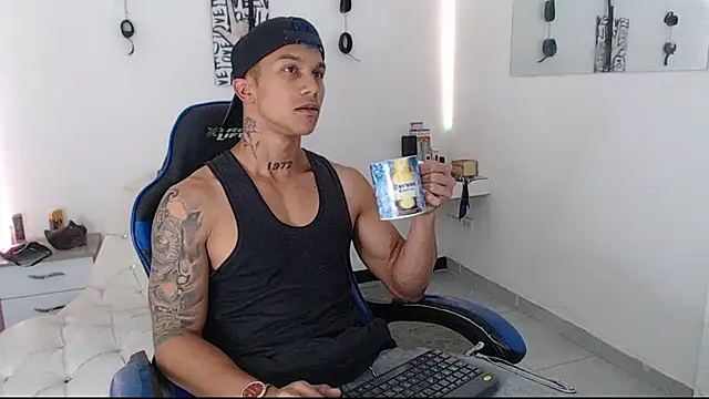 Snapshot of Leonard_Price chatting on 03-23-25, 02:15 Leonard Price online show from 03-23-25, 02:15