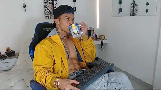 Snapshot of Leonard_Price chatting on 03-23-25, 05:54 Leonard Price online show from 03-23-25, 05:54