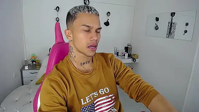 Snapshot of Leonard_Price chatting on 09-15-25, 07:41 Leonard Price online show from 09-15-25, 07:41