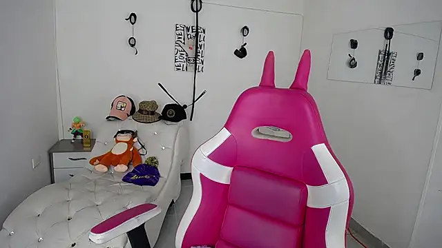 Snapshot of Leonard_Price chatting on 09-19-25, 01:07 Leonard Price online show from 09-19-25, 01:07