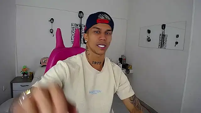 Snapshot of Leonard_Price chatting on 09-22-25, 12:23 Leonard Price online show from 09-22-25, 12:23