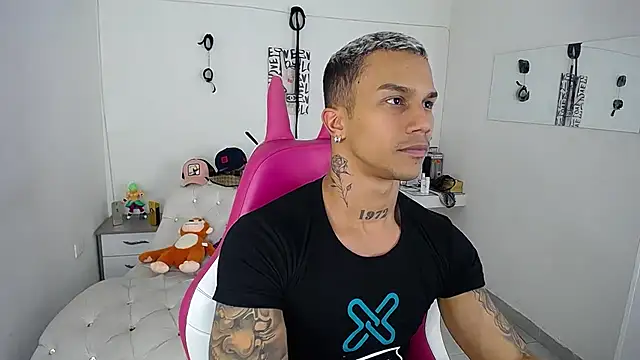 Snapshot of Leonard_Price chatting on 09-23-25, 02:03 Leonard Price online show from 09-23-25, 02:03