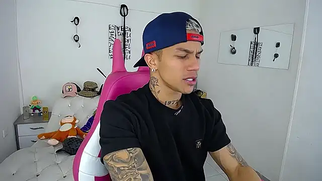 Snapshot of Leonard_Price chatting on 09-26-25, 01:42 Leonard Price online show from 09-26-25, 01:42