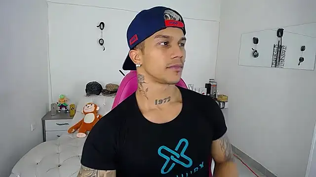 Snapshot of Leonard_Price chatting on 09-29-25, 01:33 Leonard Price online show from 09-29-25, 01:33