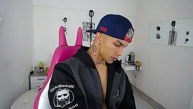 Snapshot of Leonard_Price chatting on 10-01-25, 02:28 Leonard Price online show from 10-01-25, 02:28