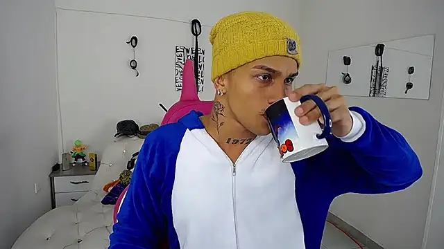 Snapshot of Leonard_Price chatting on 10-03-25, 07:27 Leonard Price online show from 10-03-25, 07:27