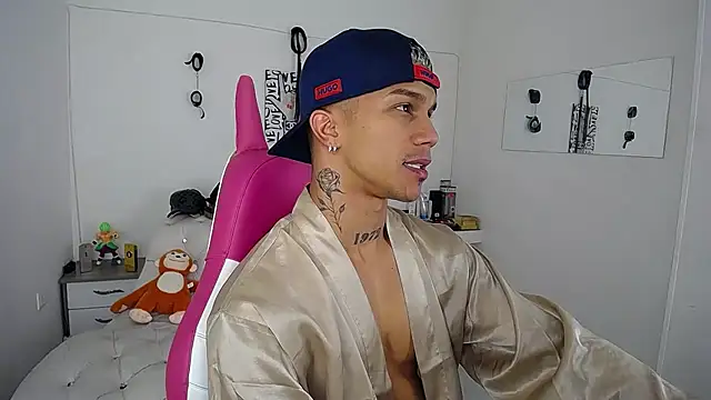 Snapshot of Leonard_Price chatting on 10-04-25, 01:58 Leonard Price online show from 10-04-25, 01:58