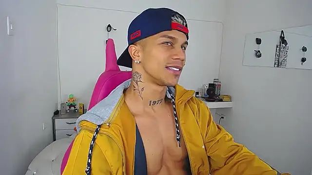 Snapshot of Leonard_Price chatting on 10-05-25, 07:50 Leonard Price online show from 10-05-25, 07:50