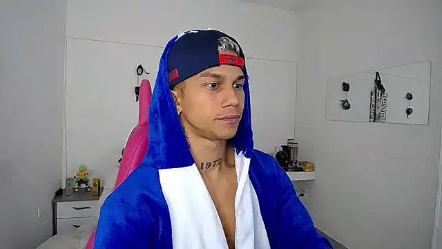 Snapshot of Leonard_Price chatting on 10-08-25, 02:25 Leonard Price online show from 10-08-25, 02:25